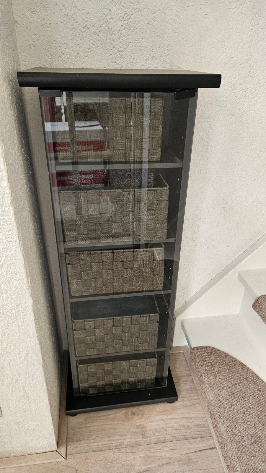 Zwart kastje met glazen deur en plankjes, Ophalen