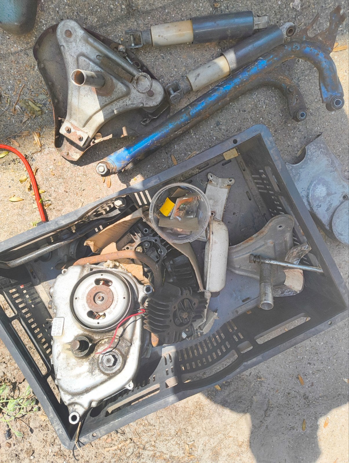 Krat met Honda 4 takt onderdelen, Ophalen
