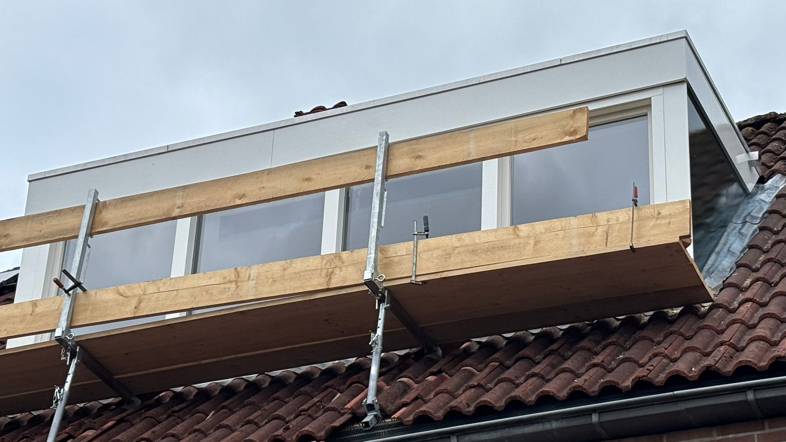 Daksteiger voor veilig werken op hoogte, Doe-het-zelf en Verbouw, Steigers, Ophalen, Zo goed als nieuw, Daksteiger, 5 meter of hoger