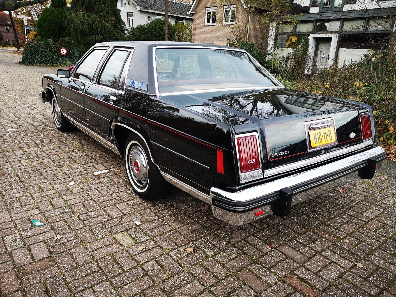 Ford LTD 5.0 V8 uit 1979 Zwarte sedan Europese uitvoering, foto 3