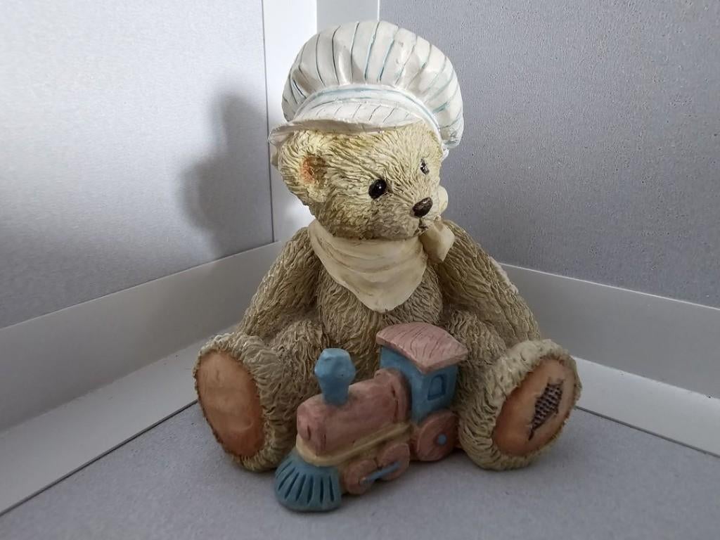 Origineel beertje wit petje en trein van Priscilla Hillman, Verzamelen, Beren en Cherished Teddies, Ophalen of Verzenden, Nieuw