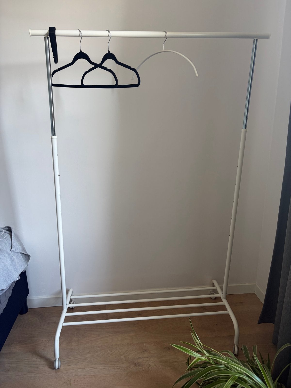 IKEA RIGGA Kledingrek - Wit, Verstelbaar, Ophalen, Met plank(en), 100 tot 150 cm, Zo goed als nieuw