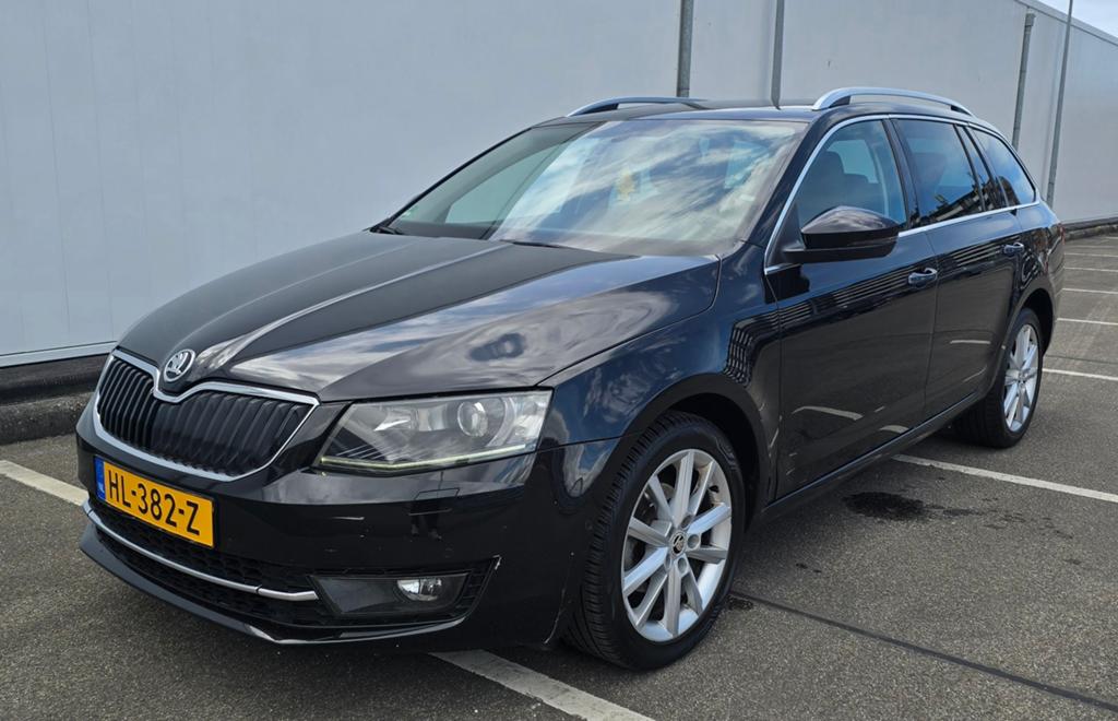 Mooie Skoda Octavia 1.6 Full option. Automaat leer bekleed., Auto's, Skoda, Automaat, Zwart, Leder, Diesel