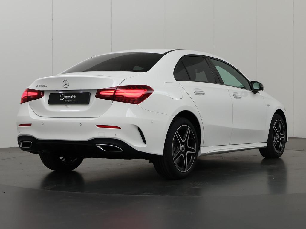 Mercedes-Benz A-klasse 250 e Business Solution AMG | Night P, Auto's, Stof, Gebruikt, 4 cilinders, Wit