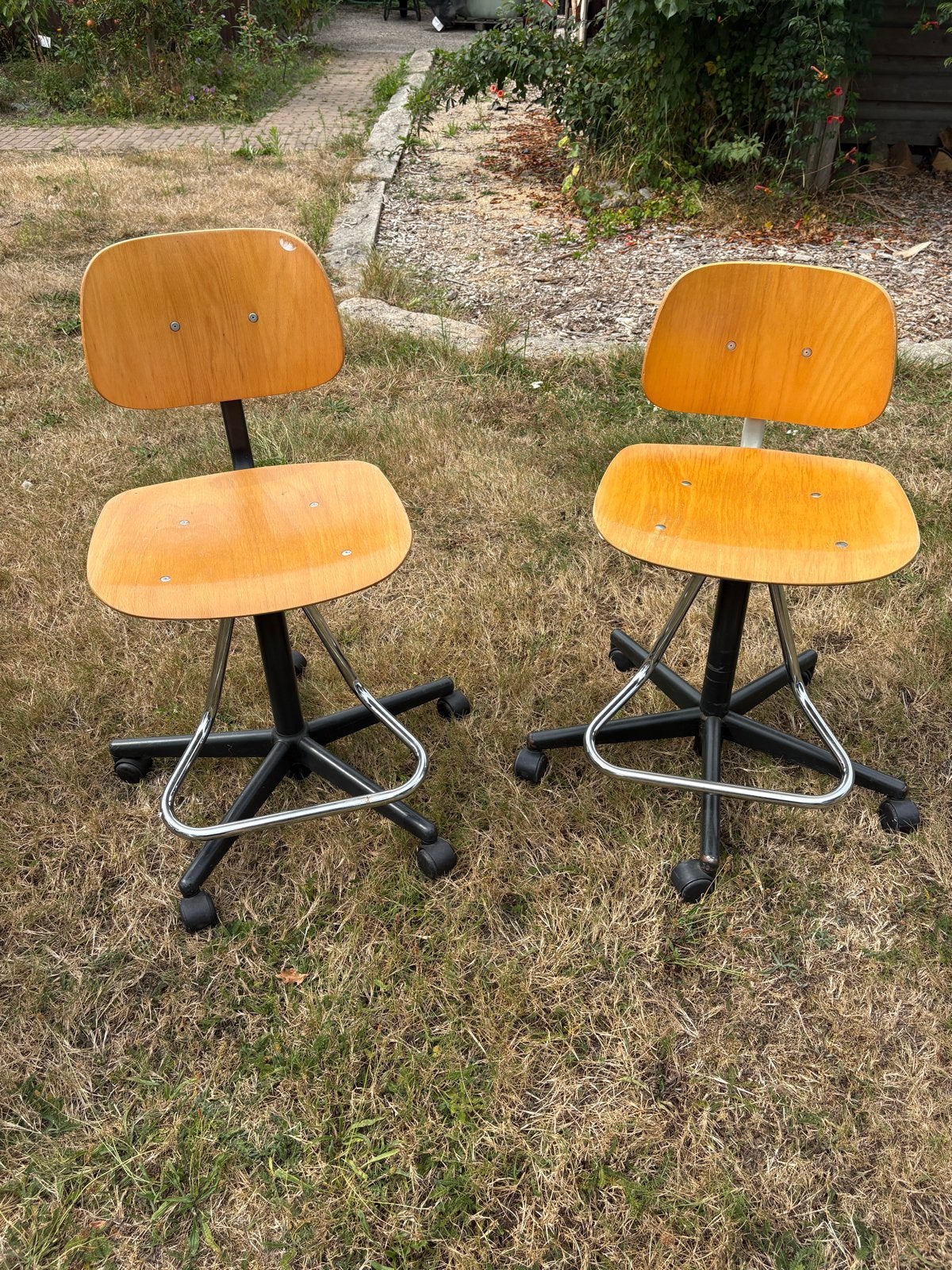 Twee hoge werkstoelen met beuken zitting en rugleuning, Ophalen, Gebruikt, Twee, Overige kleuren