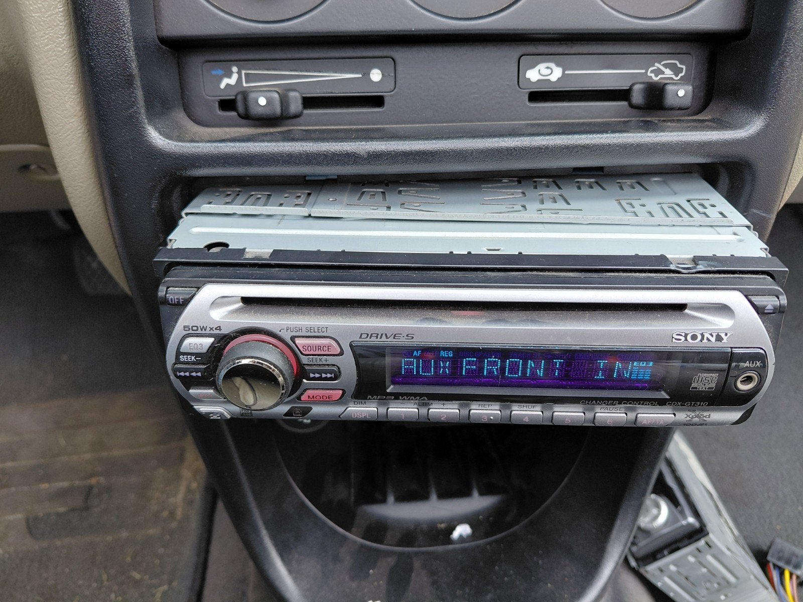 Sony CDX-GT310 Autoradio met CD-speler, MP3 en AUX-ingang, Ophalen of Verzenden, Gebruikt