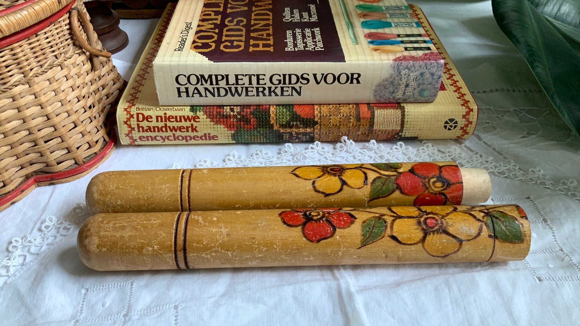 Vintage houten breinaaldenkoker met bloembeschildering, Hobby en Vrije tijd, Breien en Haken, Ophalen of Verzenden, Gebruikt, Breien