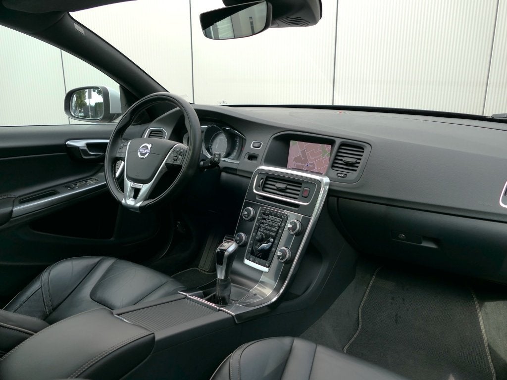 Volvo V60 T4 Business Sport Schuifdak / Standkachel / Leer /, Auto's, Volvo, 1479 kg, Gebruikt, 1969 cc, Zwart