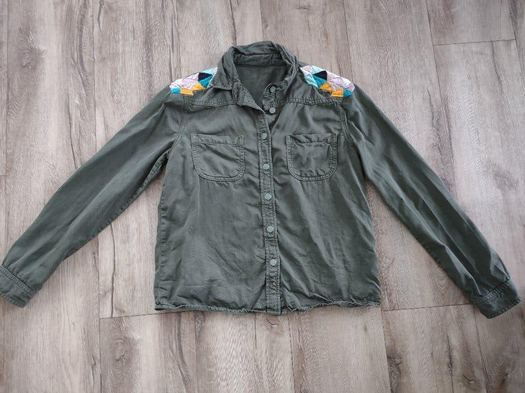 Stoere khaki groene blouse met gekleurde details, XS/S. Army, Kleding | Dames, Blouses en Tunieken, Onb, Ophalen of Verzenden