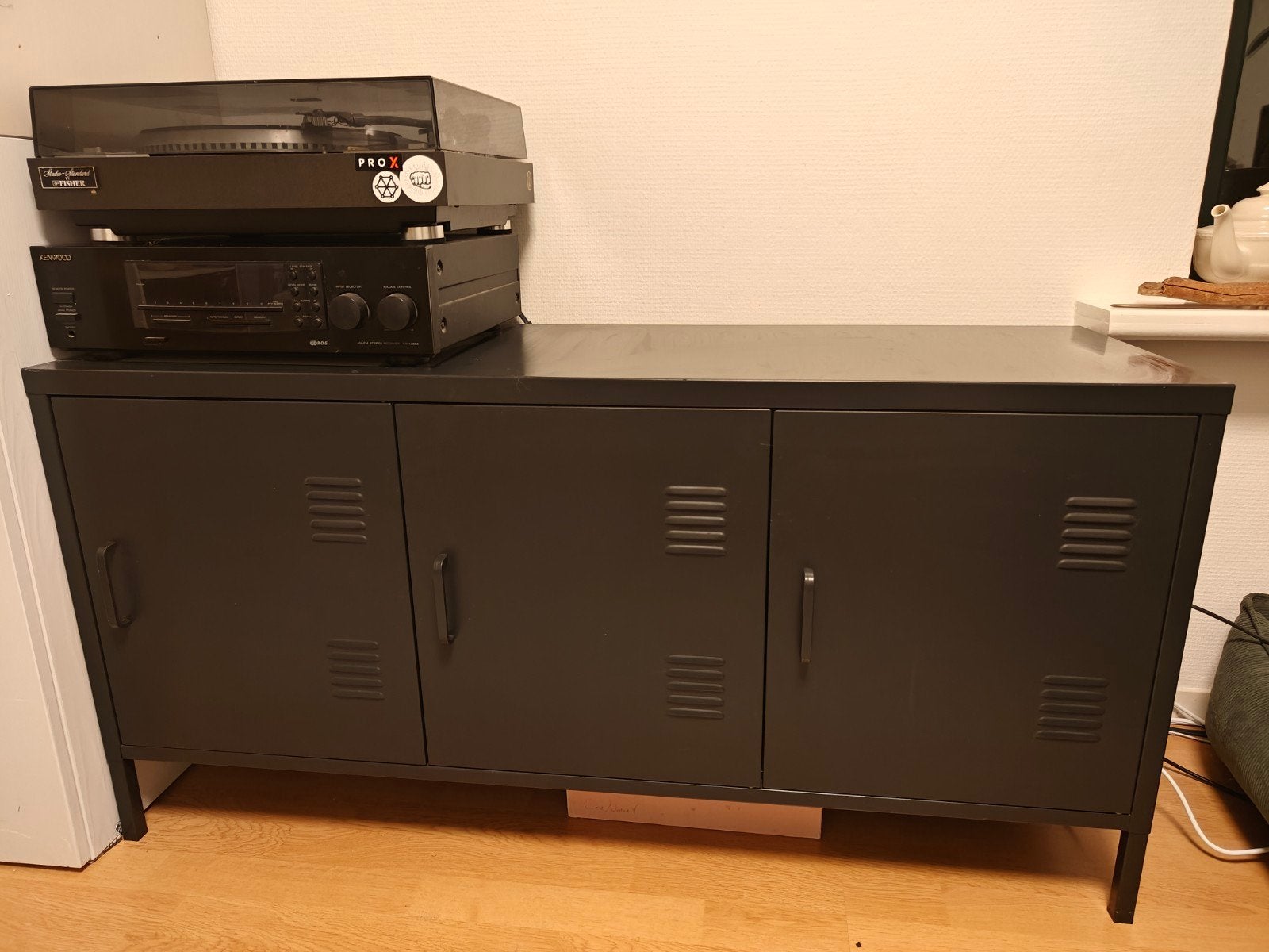 Zwarte metalen locker style tv meubel/kast, Huis en Inrichting, Ophalen, Gebruikt, 100 tot 150 cm, Minder dan 100 cm