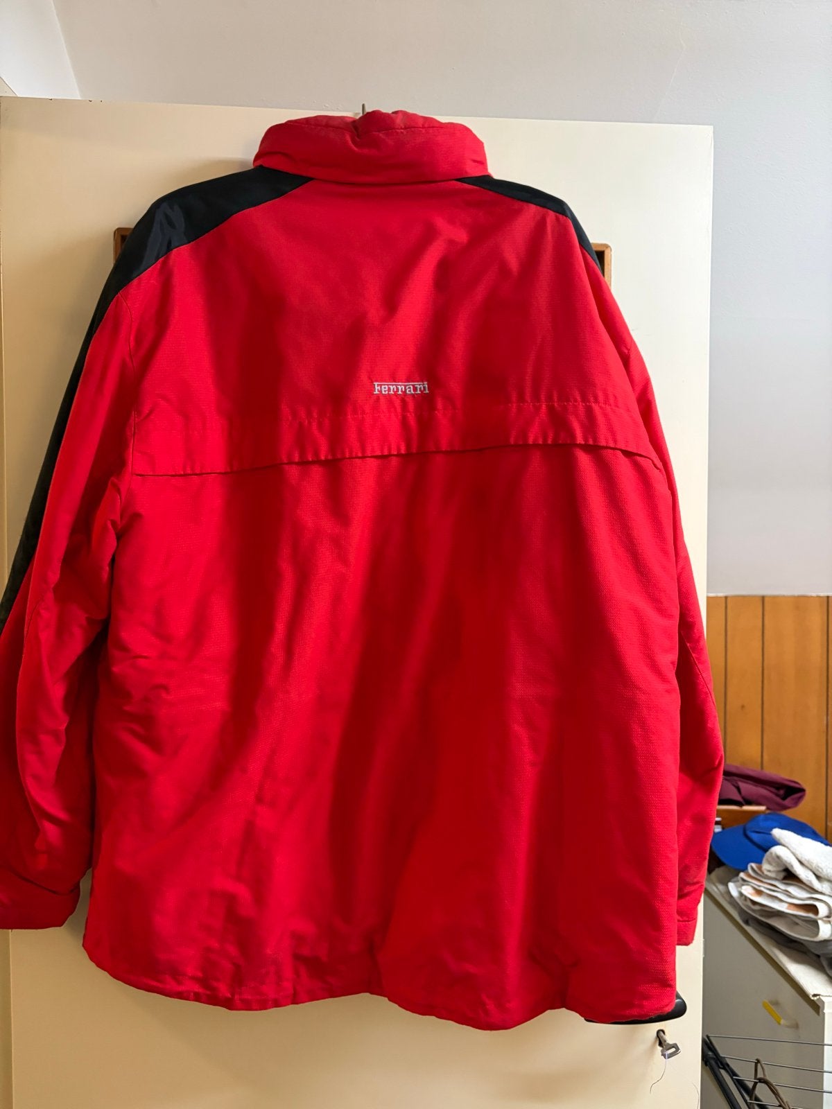 Mooie Ferrari jas - Rood met zwart, Kleding | Heren, Ophalen of Verzenden, Zo goed als nieuw, Overige maten, Rood