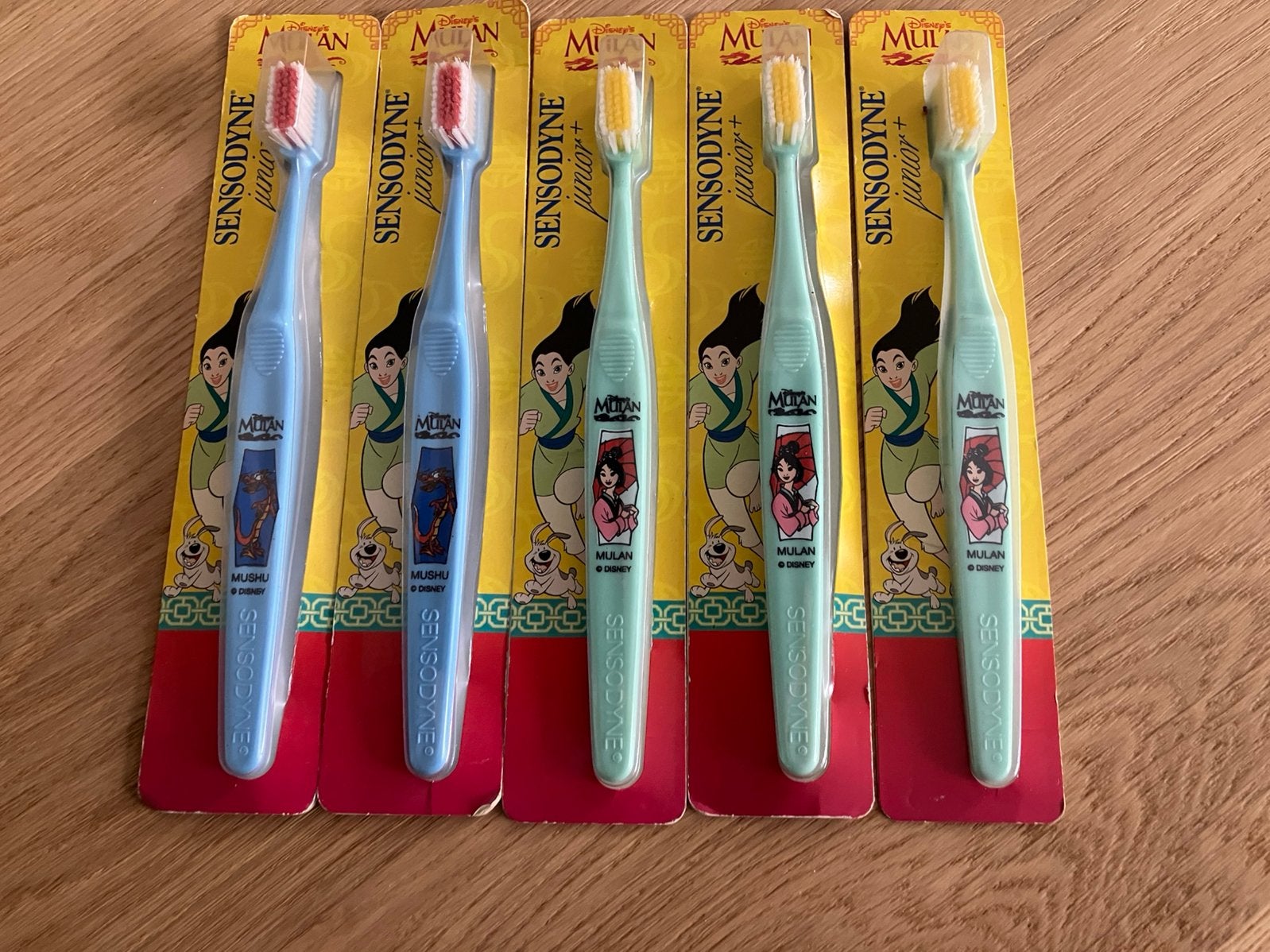 5 stuks Sensodyne Junior+ tandenborstel met een Mulan-thema., Sieraden, Tassen en Uiterlijk, Uiterlijk | Mondverzorging, Ophalen of Verzenden