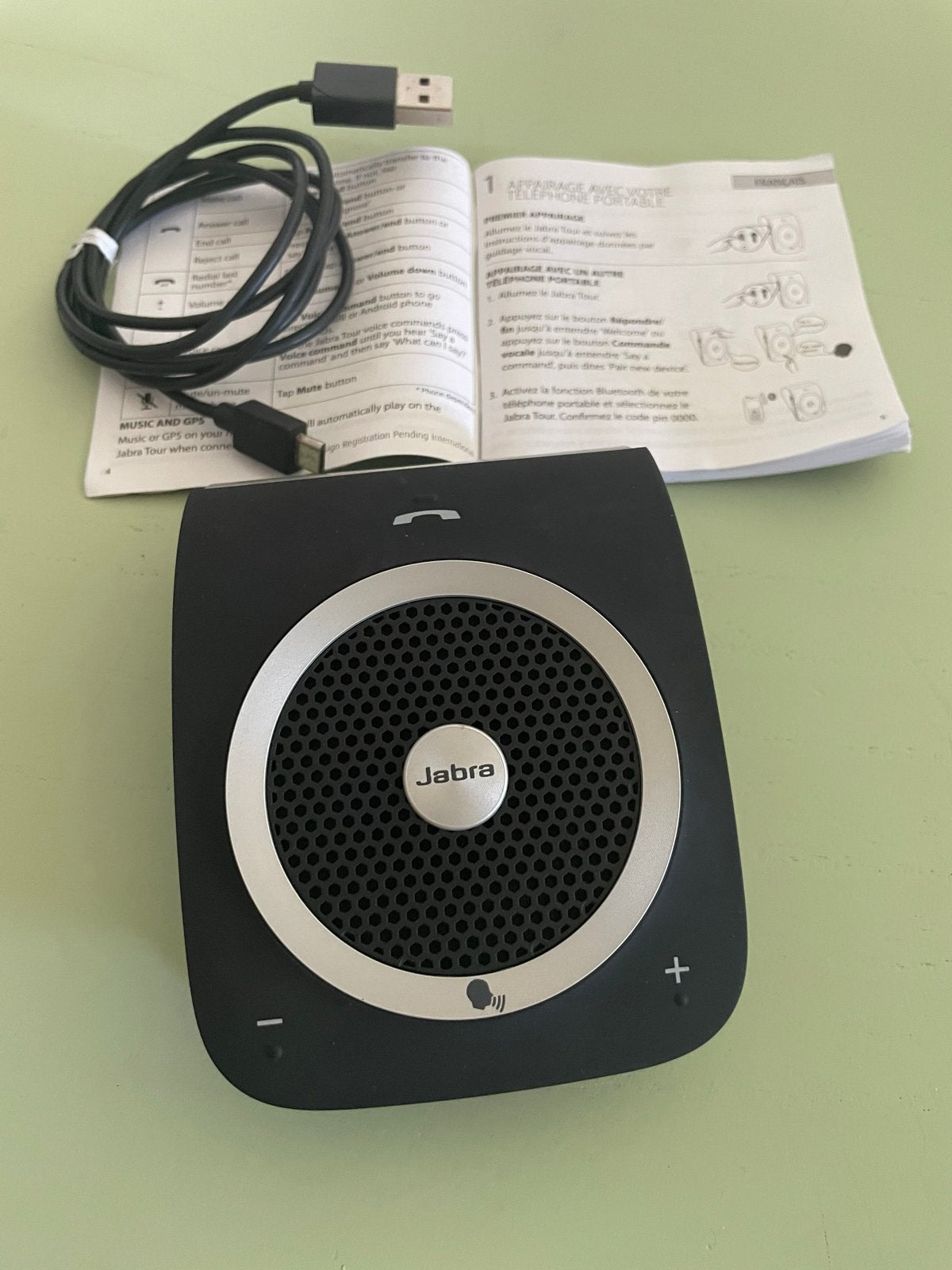 Jabra Tour Bluetooth Carkit - Zo goed als nieuw, Telecommunicatie, Carkits, Ophalen of Verzenden, Zo goed als nieuw, Opbouw, Complete carkit