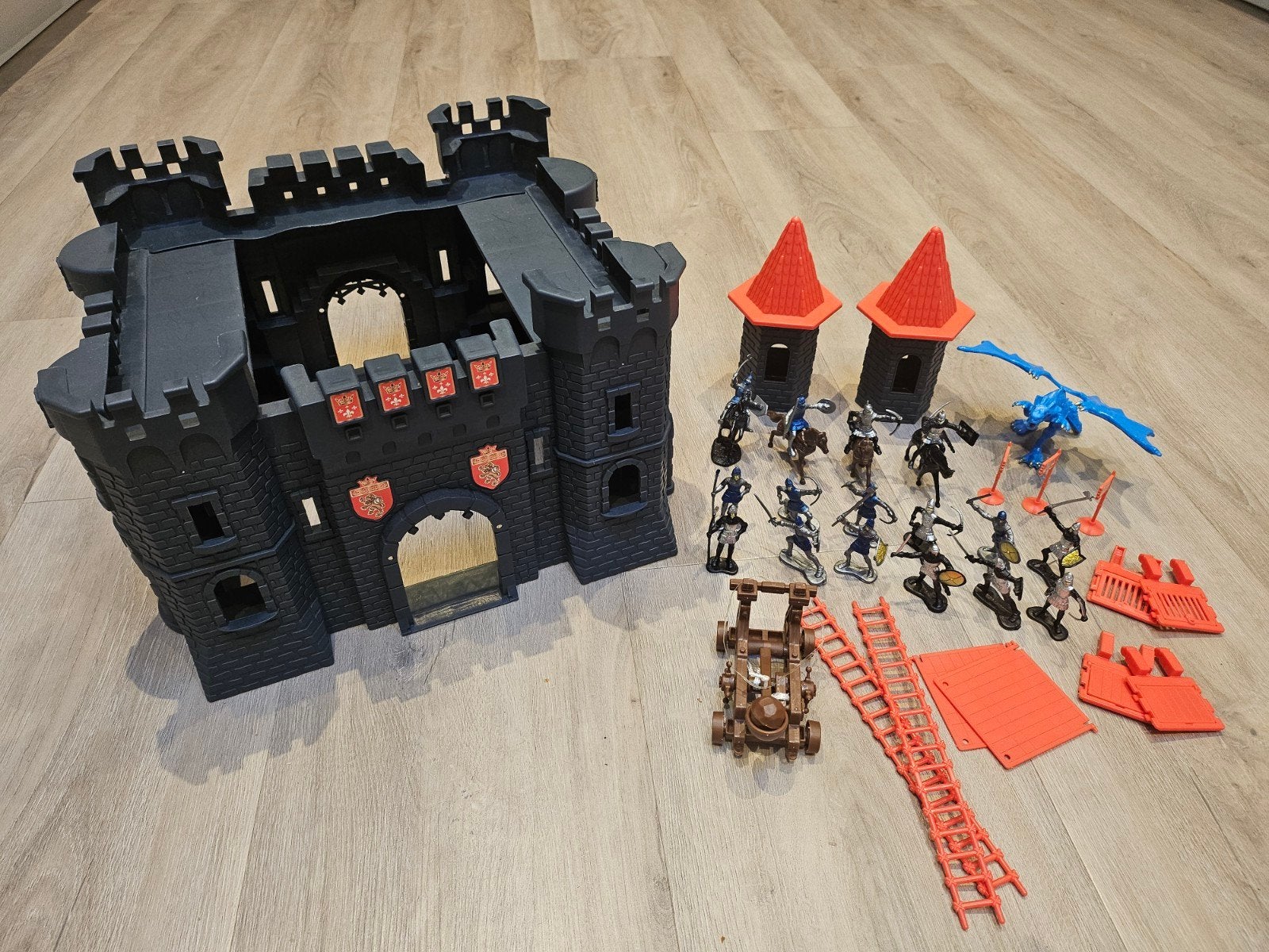 Ridder speelset/Speelkasteel met ridders, draak en accessoir, Ophalen, Zo goed als nieuw