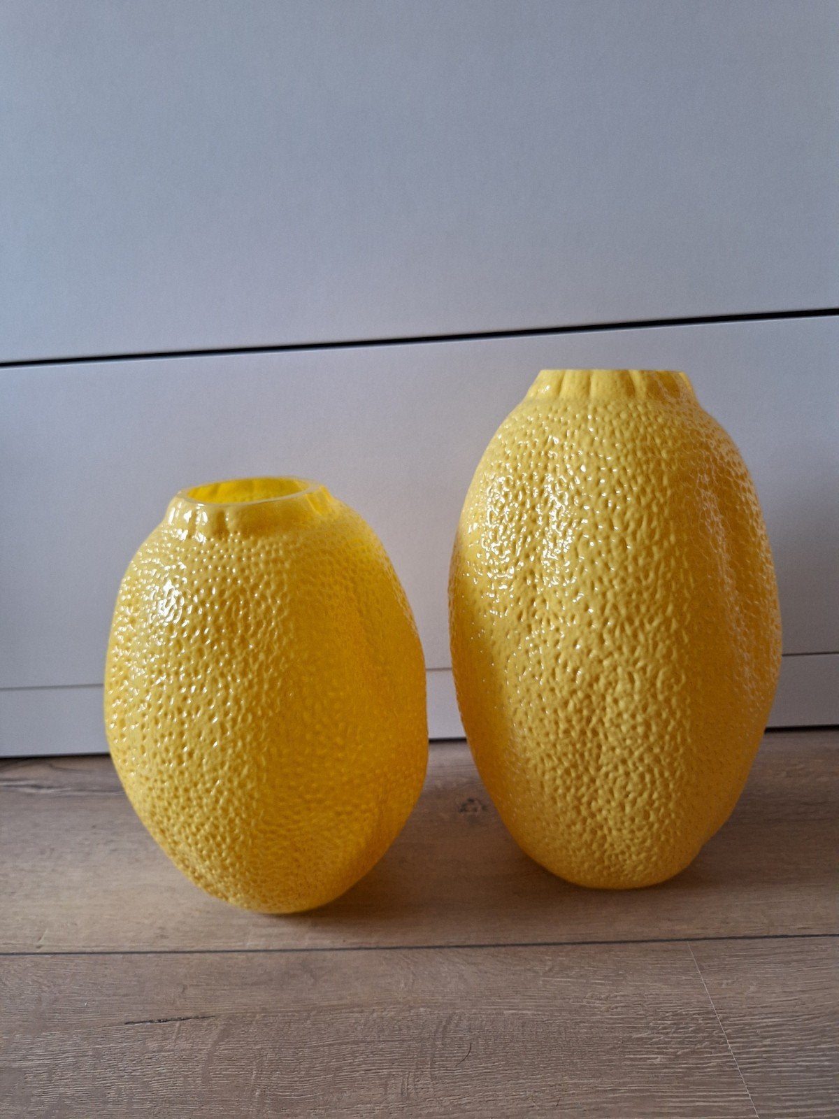 2 gele glazen citroen vazen, Huis en Inrichting, 30 cm, Geel, Ophalen of Verzenden, Glas
