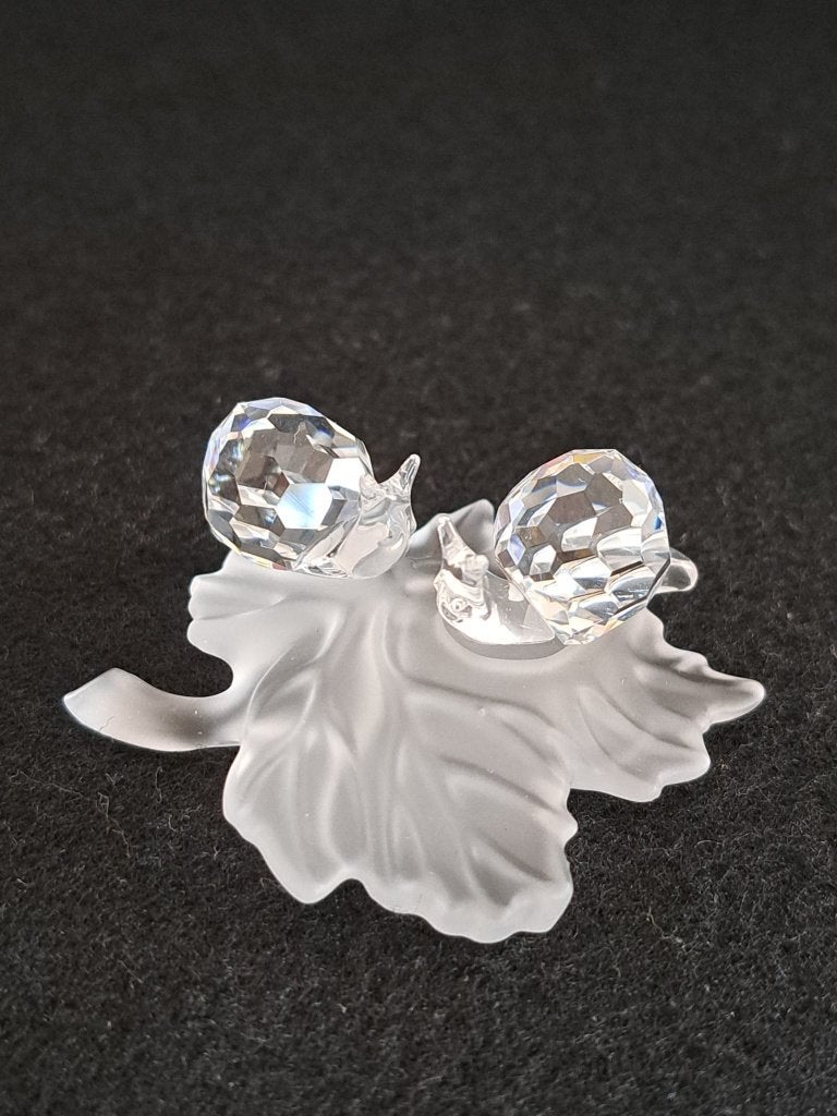 Swarovski beeldje babyslakken op wijnblad, Ophalen of Verzenden, Zo goed als nieuw, Figuurtje