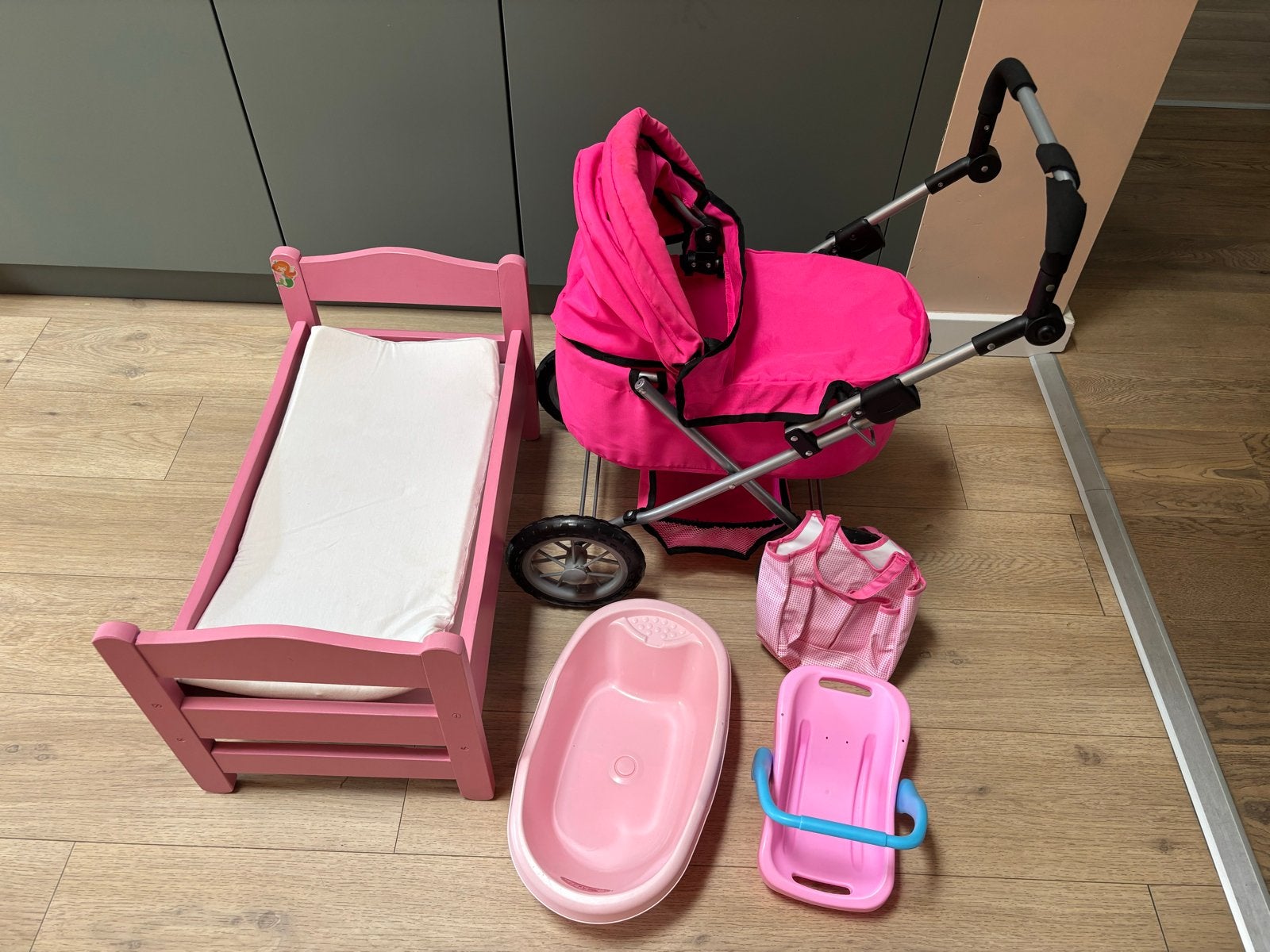 Gratis: Poppenbedje met beddengoed en kinderwagen, Ophalen, Gebruikt, Babypop