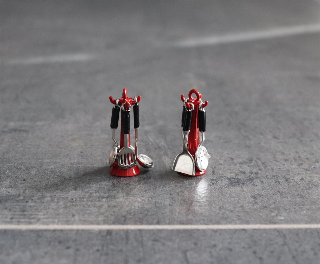 Rek met keuken gerei spatels lepel miniatuur 1:12 - rood, Ophalen of Verzenden, Nieuw, Decoratie