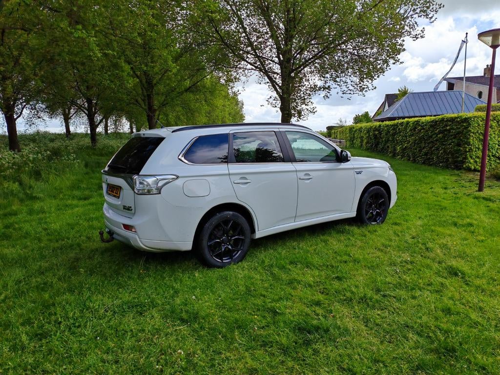 Mitsubishi Outlander 2.0 Dohc Mivec Phev 203pk 4WD CVT 5P, 1998 cc, Outlander, Zwart, 4 cilinders