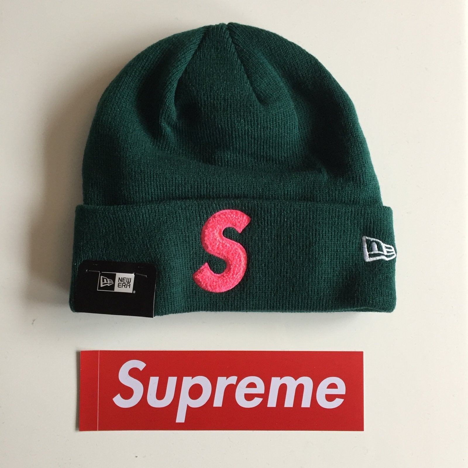 Donker groene Supreme New Era en S logo beanie FW19 mutsje, Ophalen of Verzenden, Nieuw, Overige maten, Muts