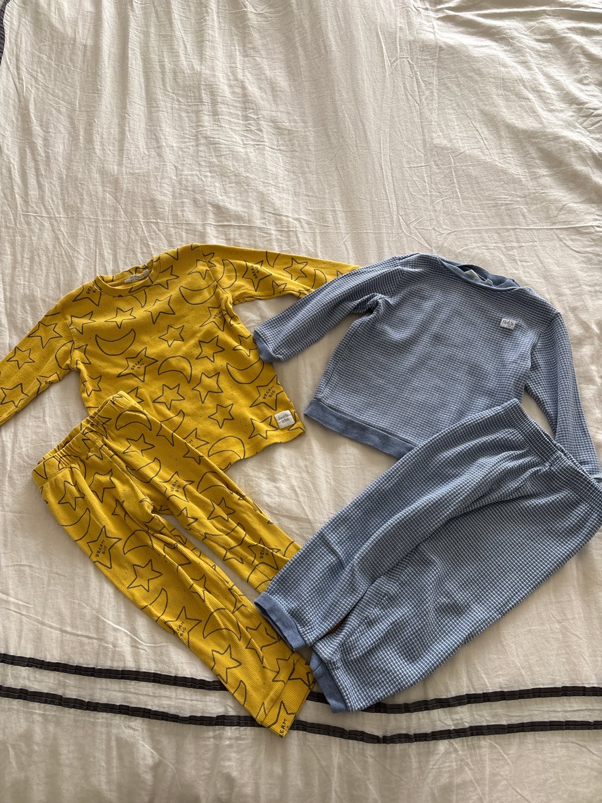 2x 2-delige pyjama setjes - maat 98, Ophalen of Verzenden, Gebruikt, Nacht- of Onderkleding
