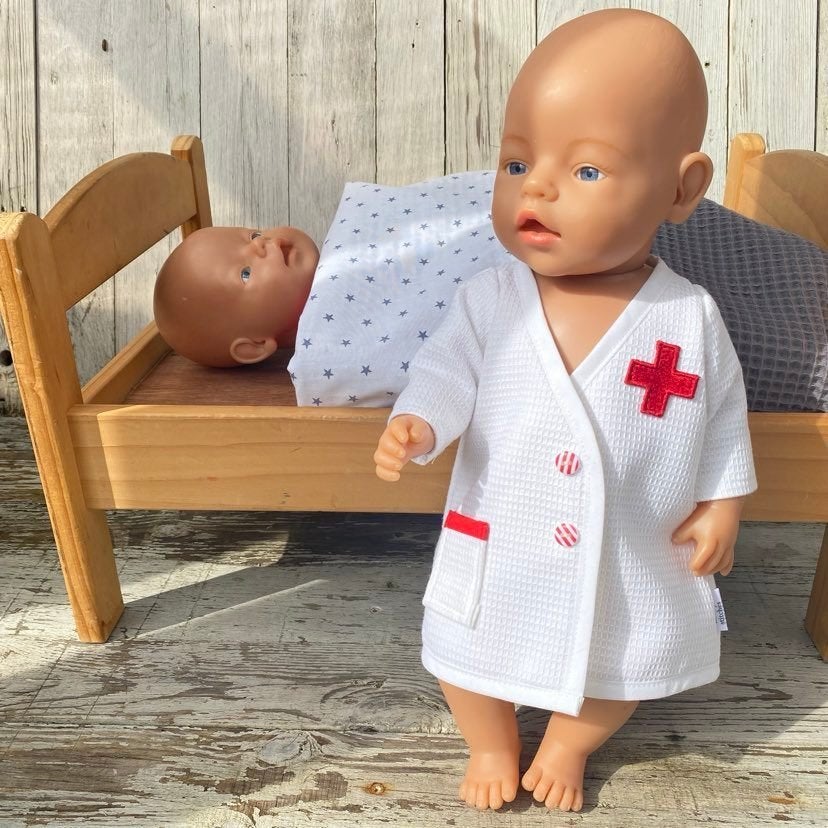 Poppenkleertjes Doktersjasje Maat 43 - Poppenkleding |, Info@lovelystitches.nl, Dubelspul 4, Surhuisterveen, Nieuw, Ophalen of Verzenden