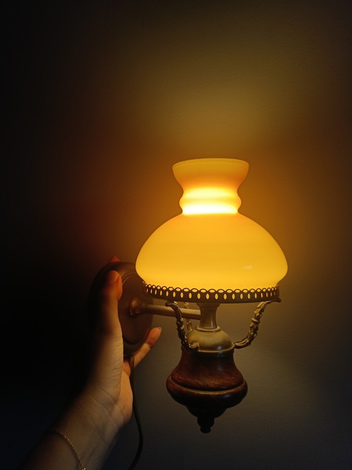 Vintage wandlamp met houten en messing details, Met snoer/stekker, Gebruikt, Oranje, Overige merken