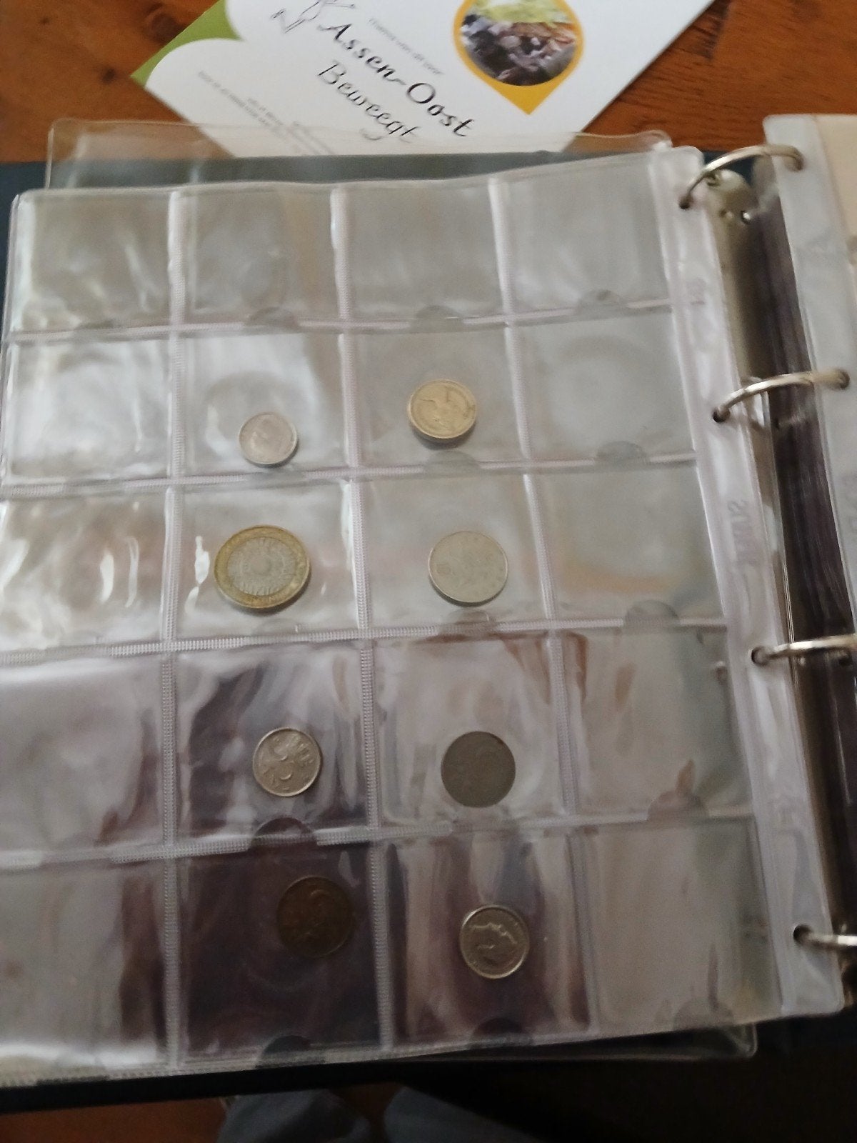 Muntenmap met diverse series munten, Ophalen