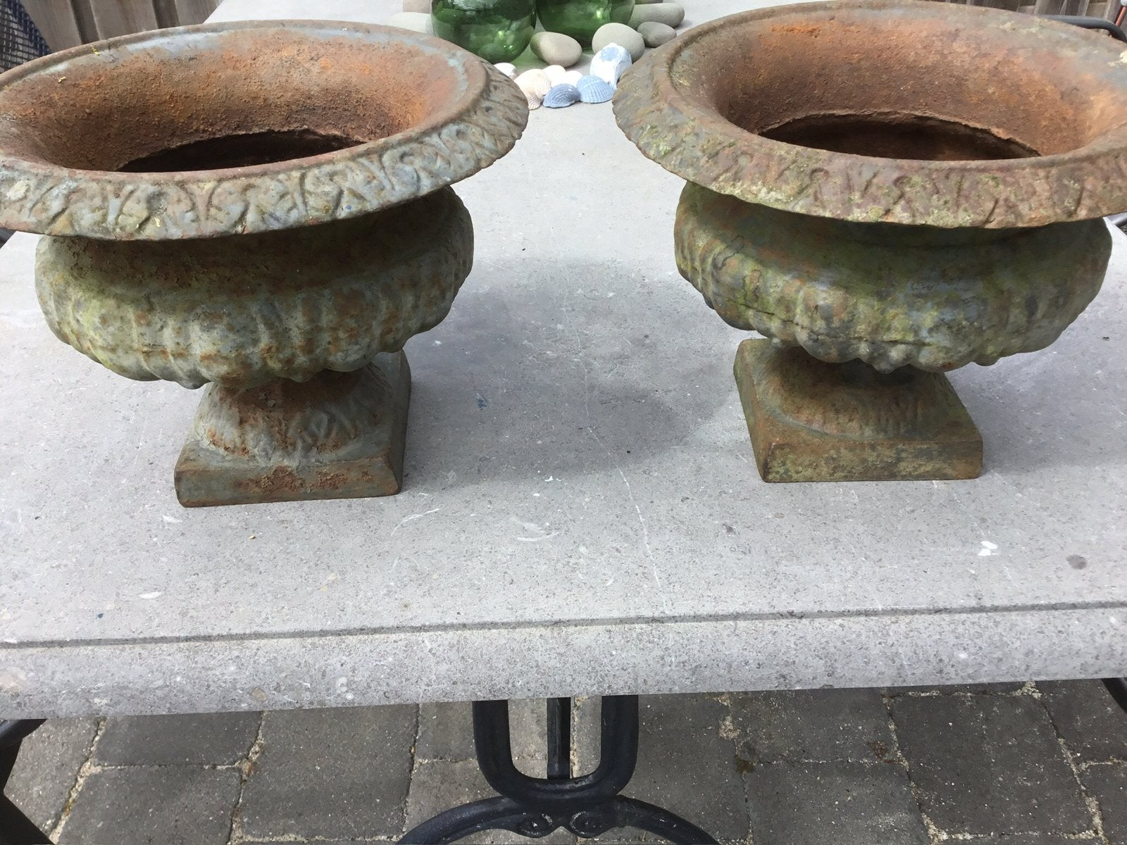 2 gietijzeren tuinvazen, Tuin en Terras, Tuinvazen, Ophalen, Gebruikt