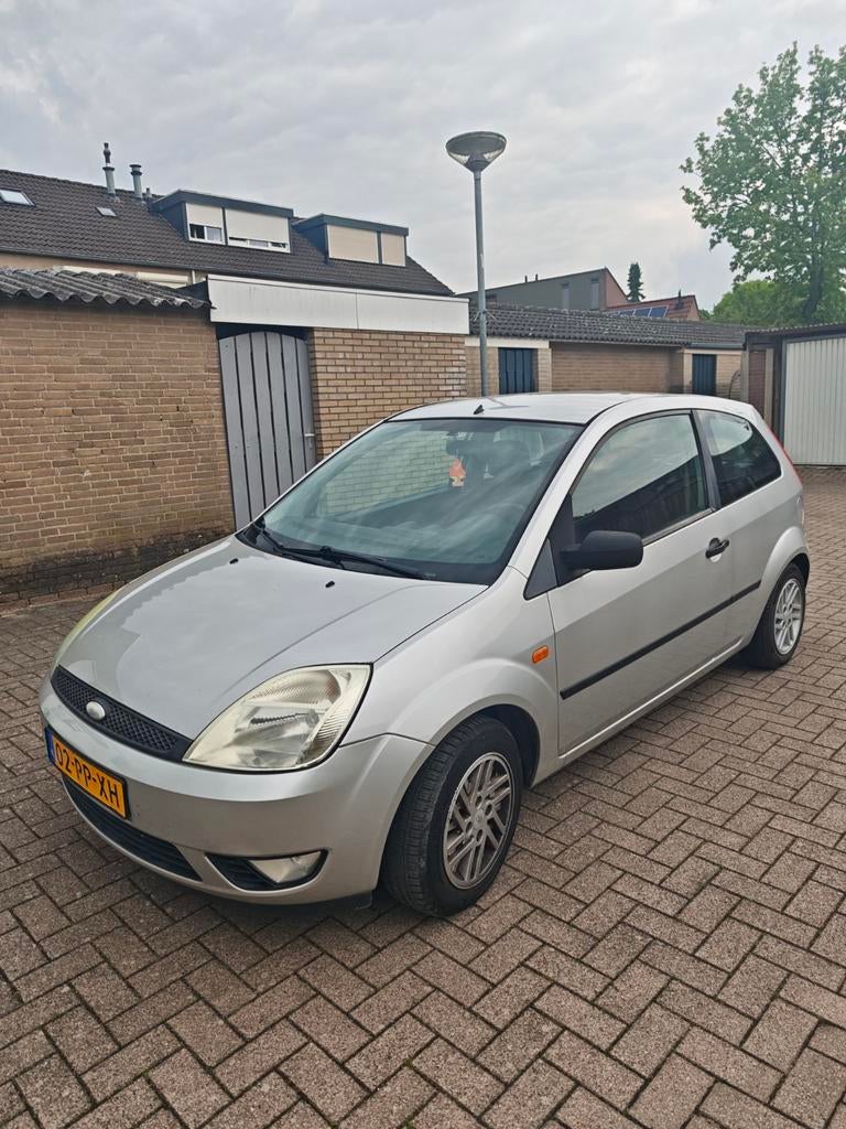 Ford Fiësta 1.3 8V 3DR 2004 Grijs, Auto's, Ford, Fiësta, Benzine, C, Hatchback, Handgeschakeld, Origineel Nederlands, Zilver of Grijs