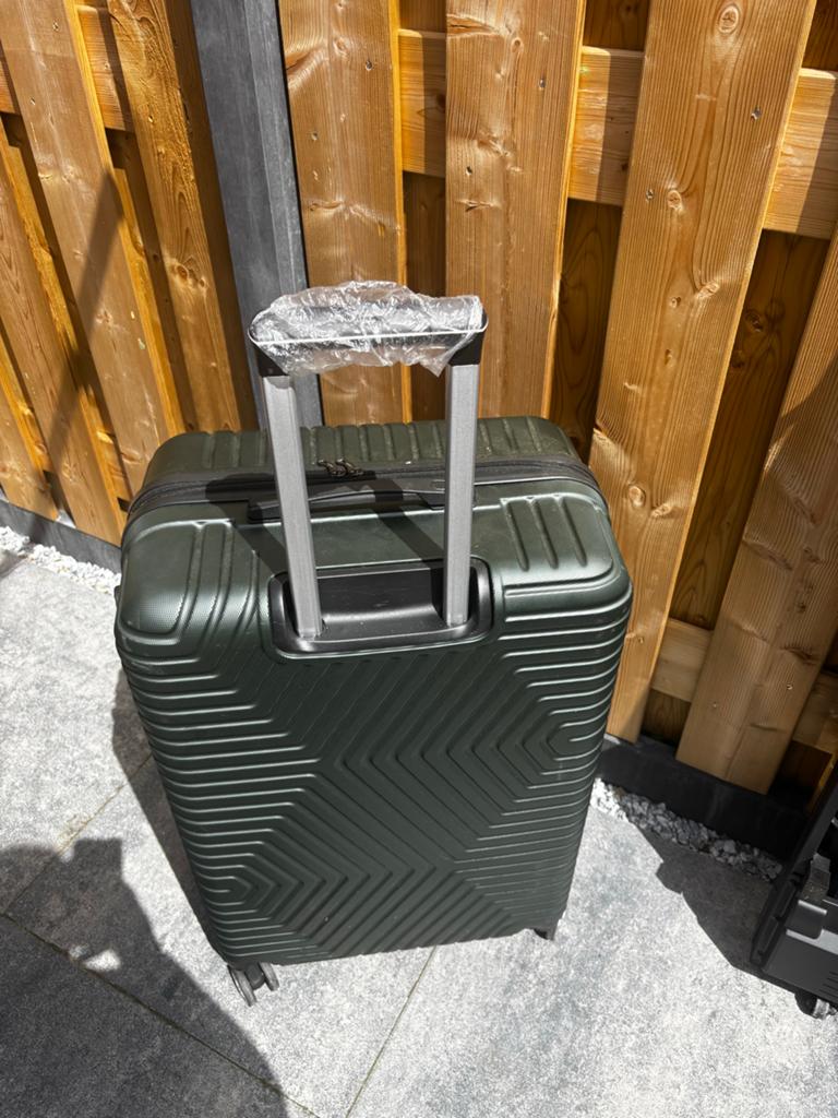 Grote Gloednieuwe Koffer - Ideaal voor Reizen, Ophalen, Hard kunststof, 45 tot 55 cm, Nieuw
