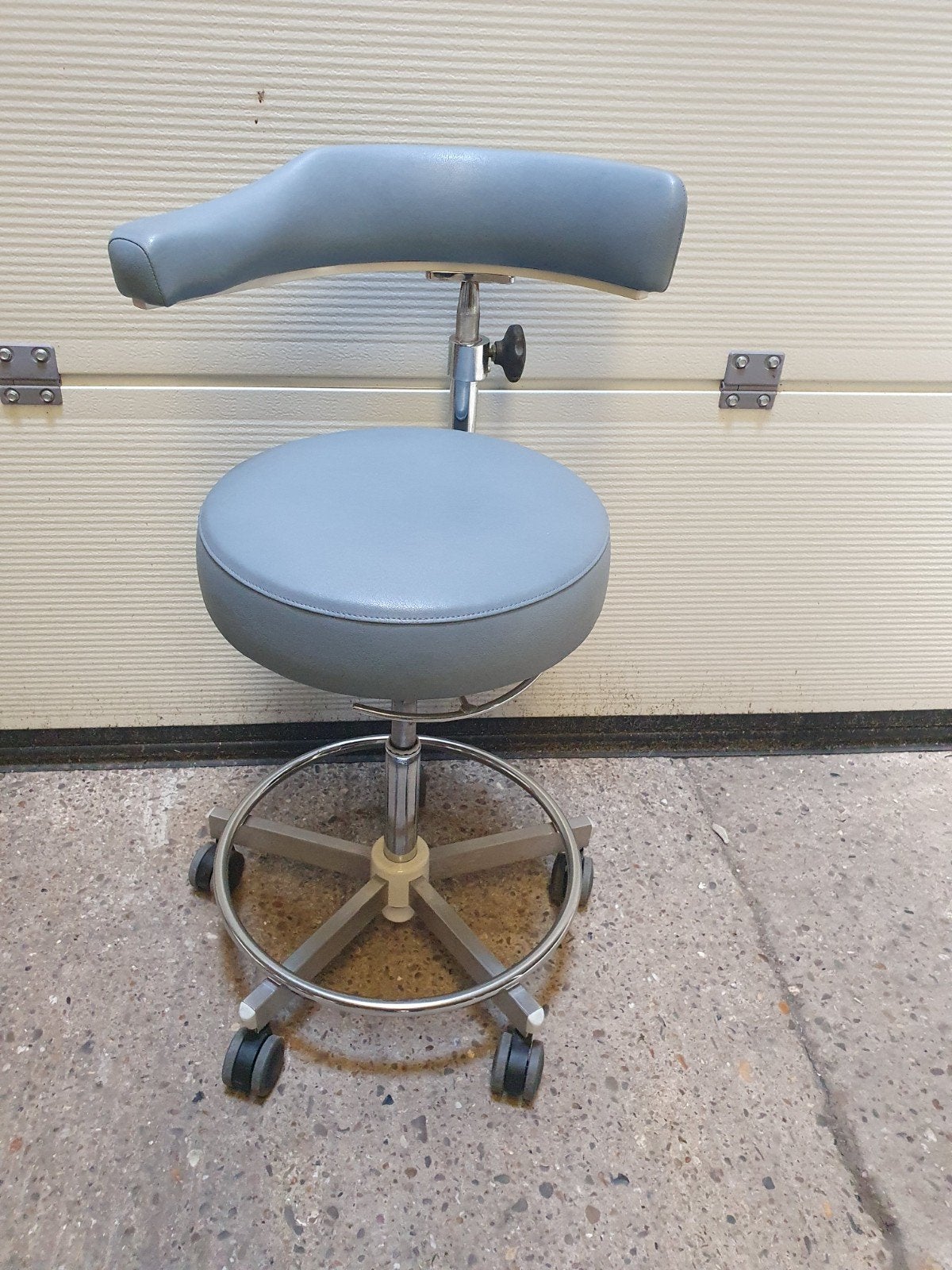 Dentaal assistent stoel - Ergonomisch en comfortabel, Huis en Inrichting, Ophalen, Gebruikt, Ergonomisch, Metaal
