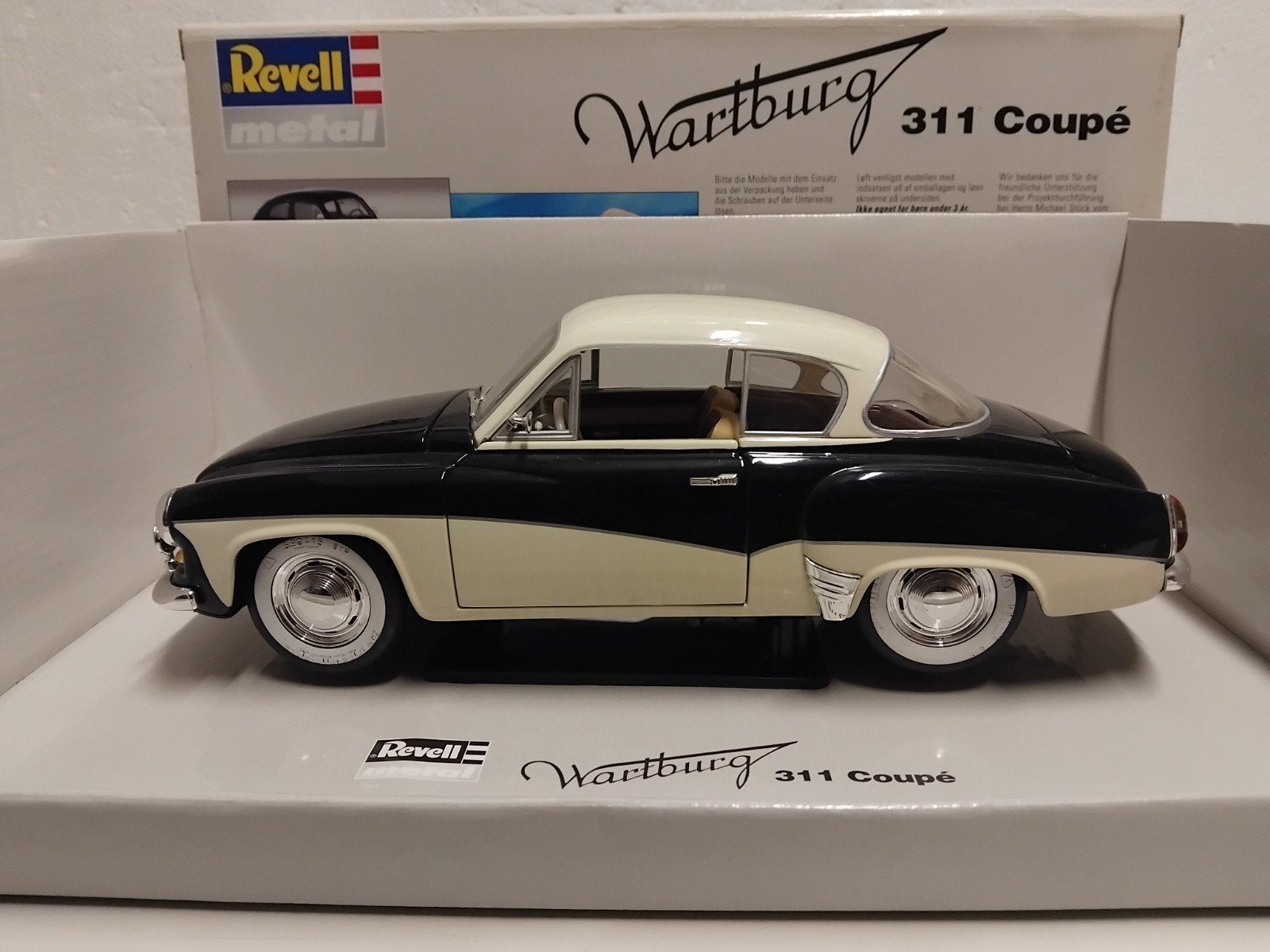 Wartburg 311 Coupe twotone zwart/beige Revell metal 1:18 KRD, Ophalen of Verzenden, Zo goed als nieuw, Auto, Revell