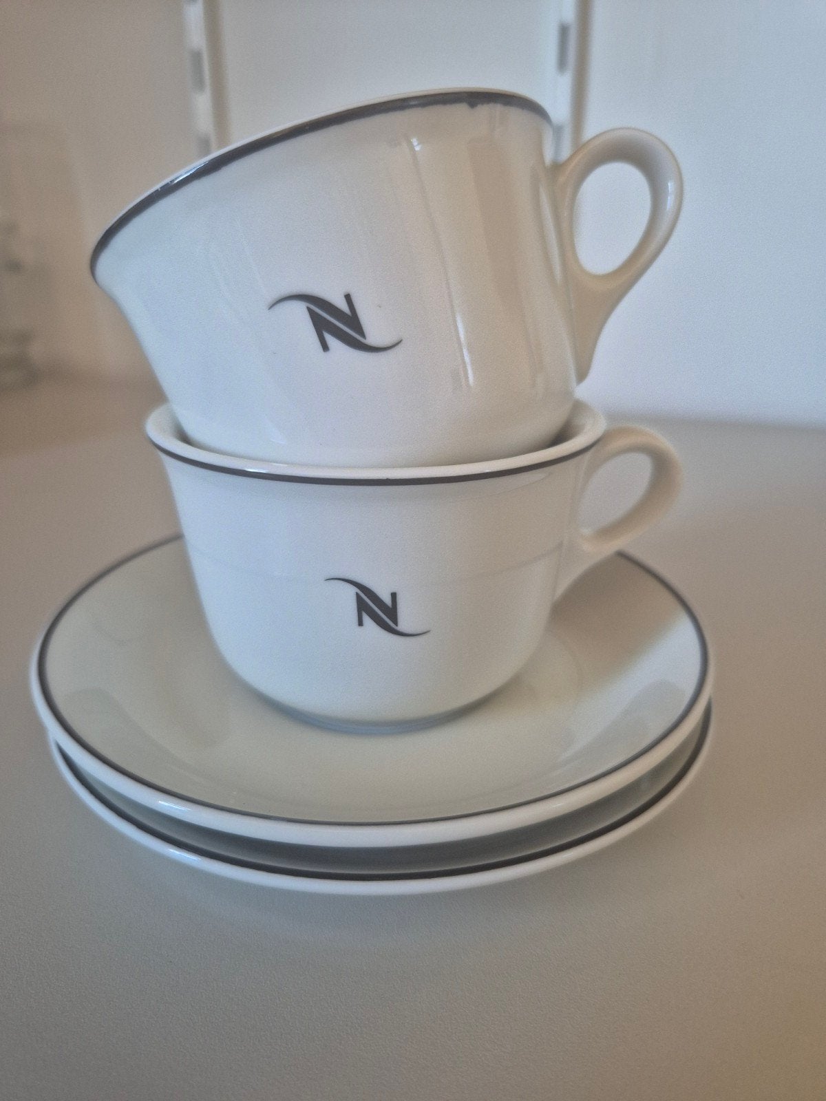2 Nespresso cappuccino kop en schotels, Overige merken, Keramiek, Ophalen of Verzenden, Zo goed als nieuw