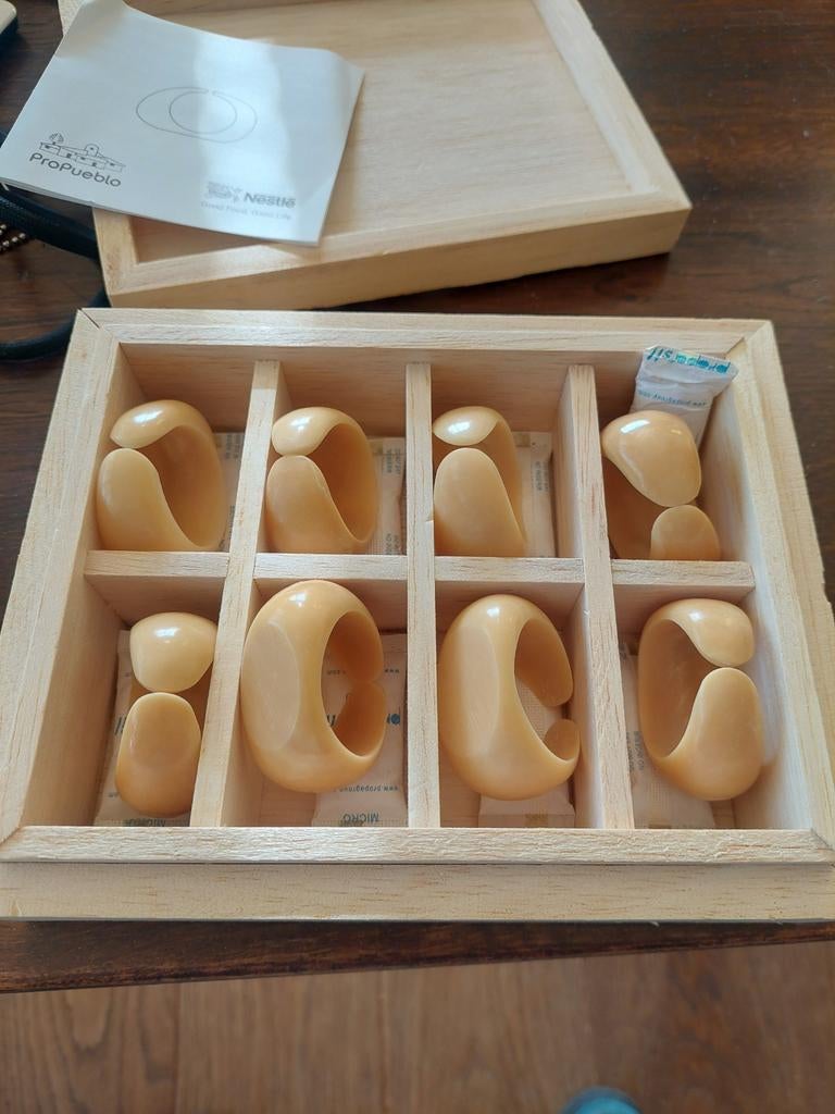 Set van 8 servetringen in houten kistje - ProPueblo, Huis en Inrichting, Keuken | Servies, Ophalen of Verzenden, Zo goed als nieuw