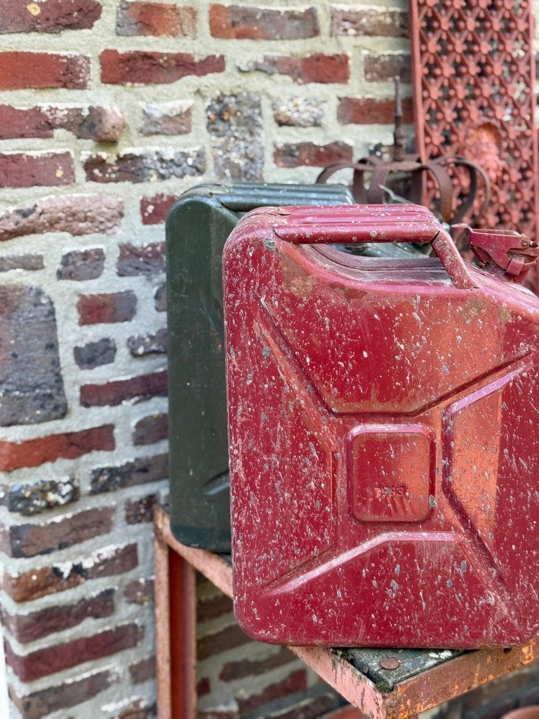 Stalen vintage jerrycan  20 l - rood of groen., Ophalen of Verzenden, Landmacht, Nederland, Overige typen