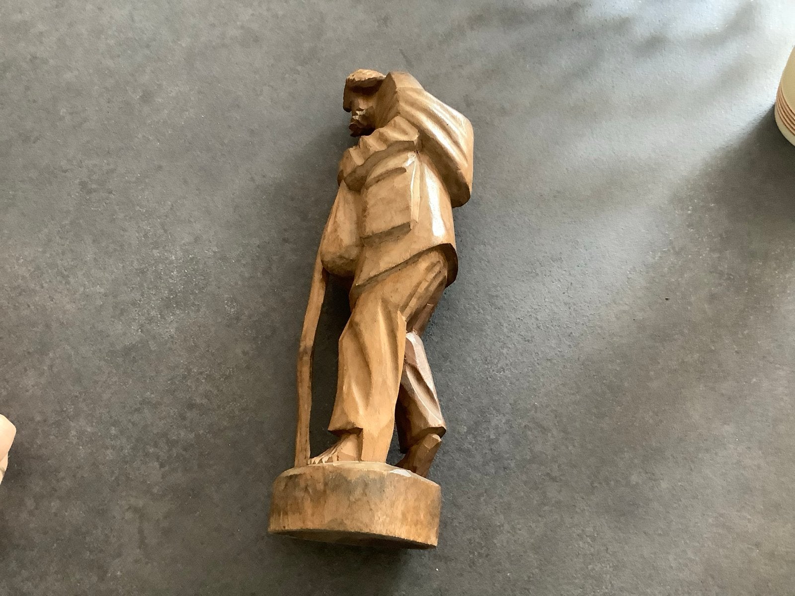 Handgesneden houten beeld van een man met stok, Antiek en Kunst, Kunst | Beelden en Houtsnijwerken, Ophalen of Verzenden, Handgemaakt