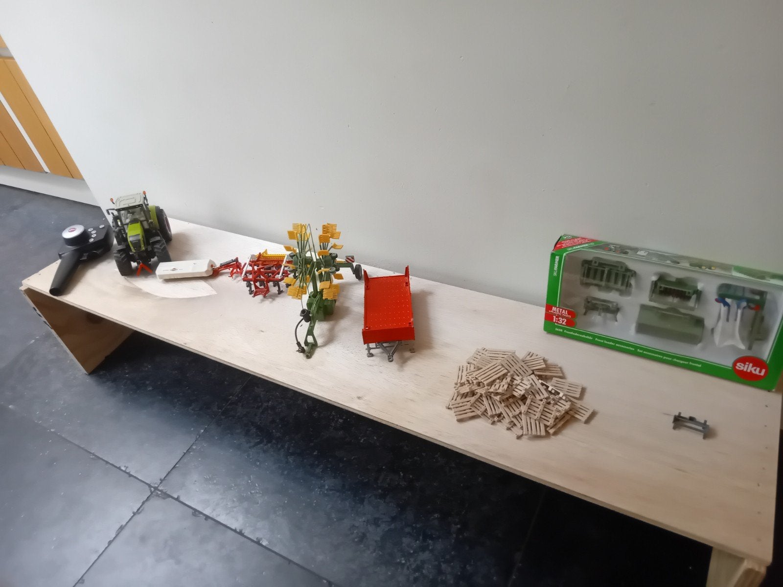 Siku Control 32 Claas Axion 850 met accessoires, Ophalen, Zo goed als nieuw, Afstandsbediening