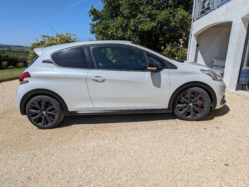 Peugeot 208 1.6 GTI By Peugeot Sport 2018 Wit, Auto's, Peugeot, Voorwielaandrijving, Zwart, Alcantara, Origineel Nederlands