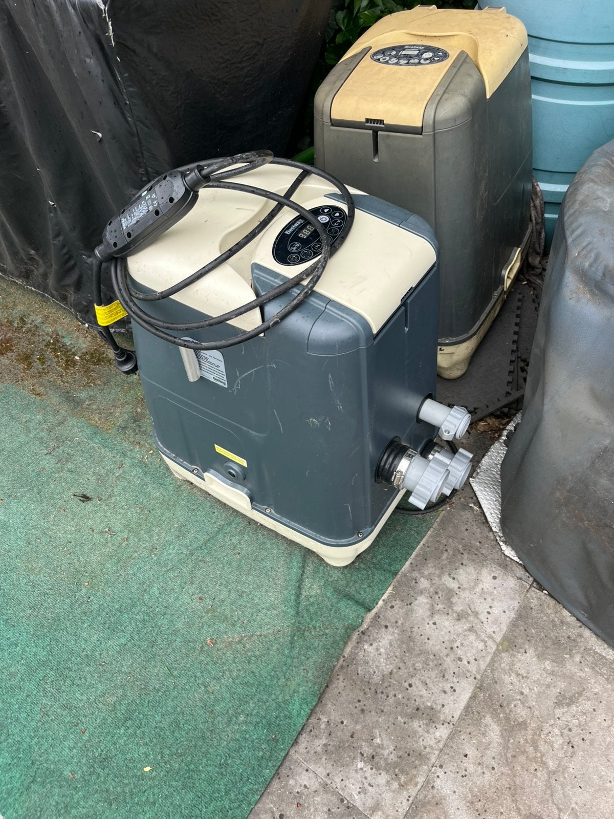 2 jacuzzi pompen moeten even nagekeken worden, Ophalen of Verzenden