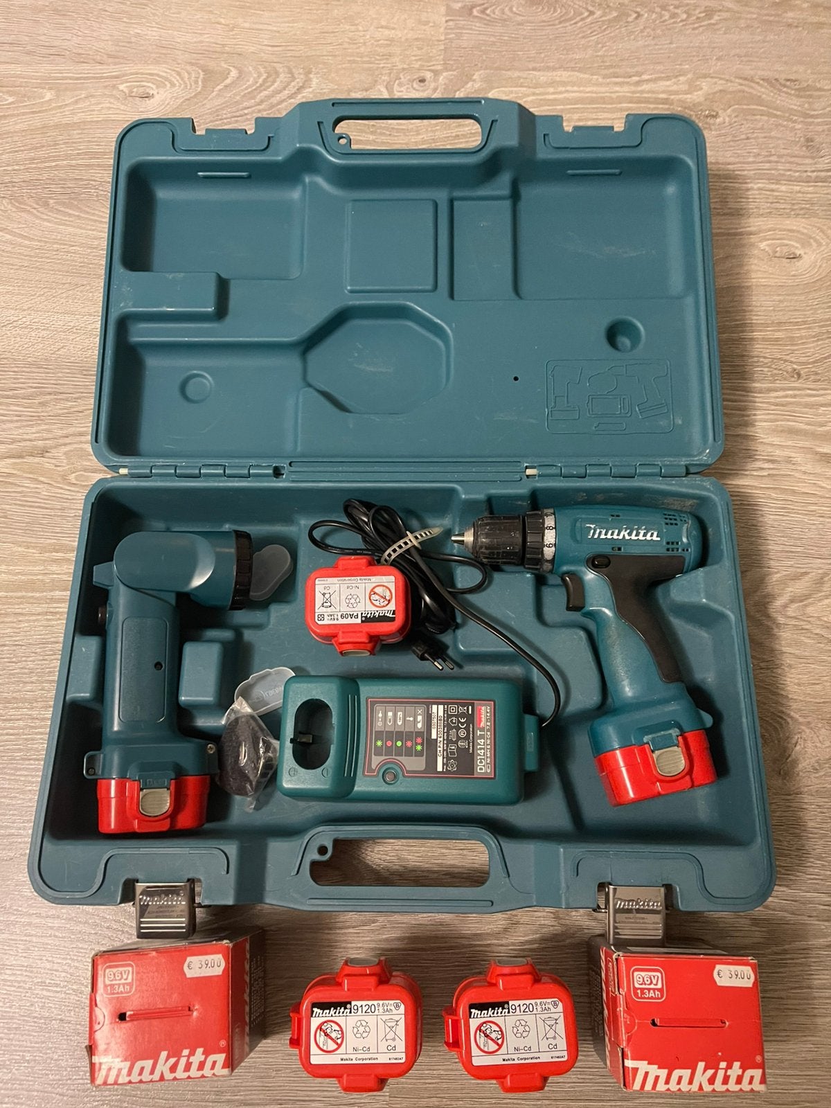 De Makita 6260D i 9,6V accu-boorschroefmachine+lamp 5x batte, Ophalen, Zo goed als nieuw, Boor- en Schroefmachine