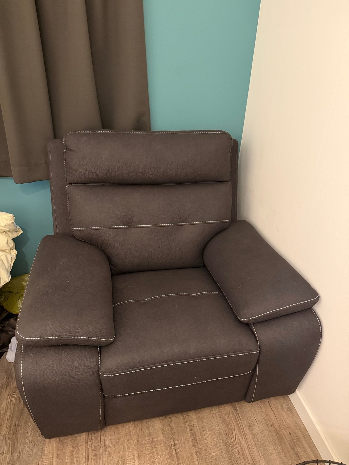 Gloednieuwe luxe fauteuil – brede comfortabele stoel, Ophalen, Nieuw, 75 tot 100 cm, 100 tot 125 cm