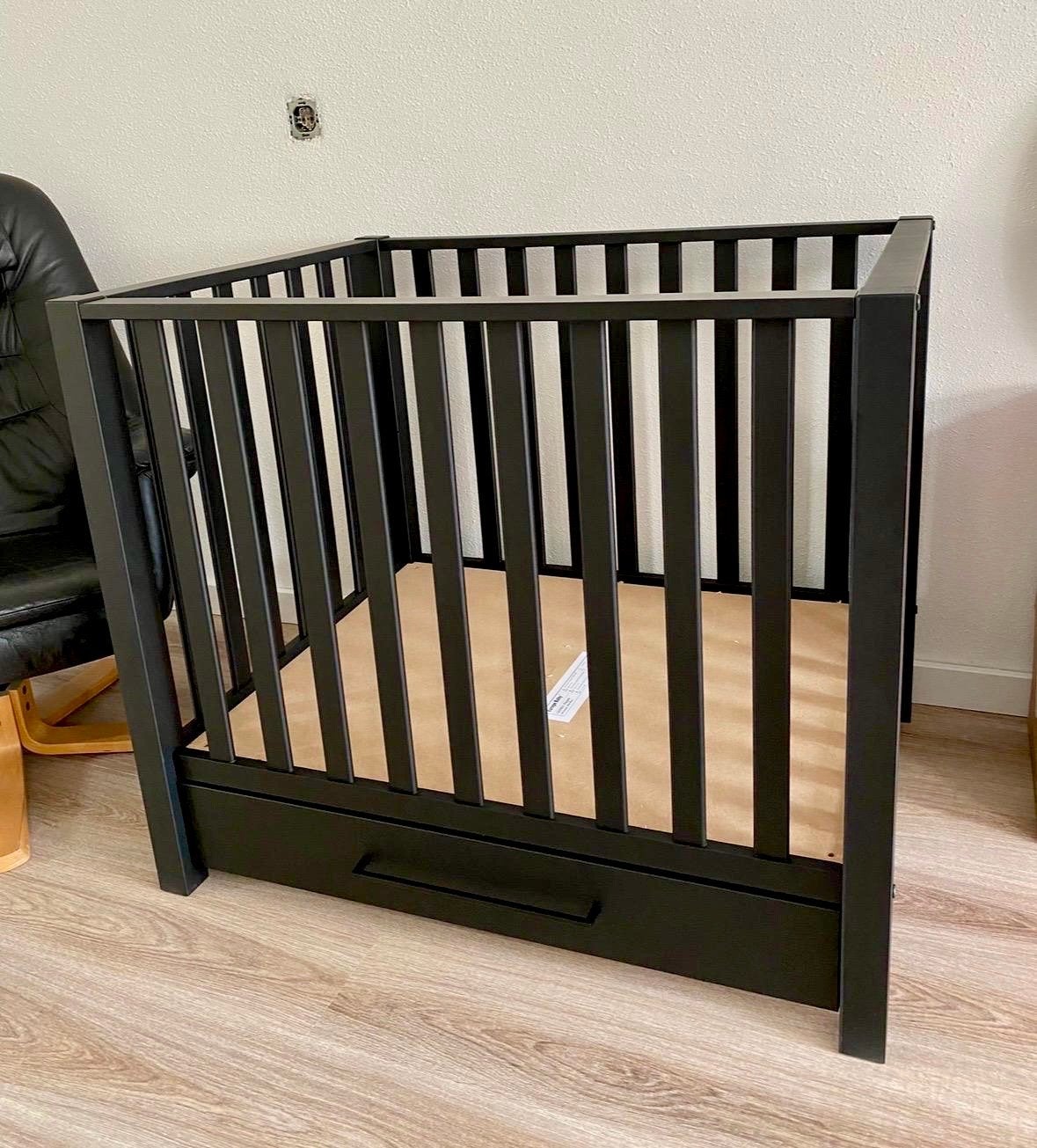 Zwarte box met lade, inclusief boxmatras en boxkleed, Kinderen en Baby's, Ophalen, Zo goed als nieuw, Vierkant, Boxkleed