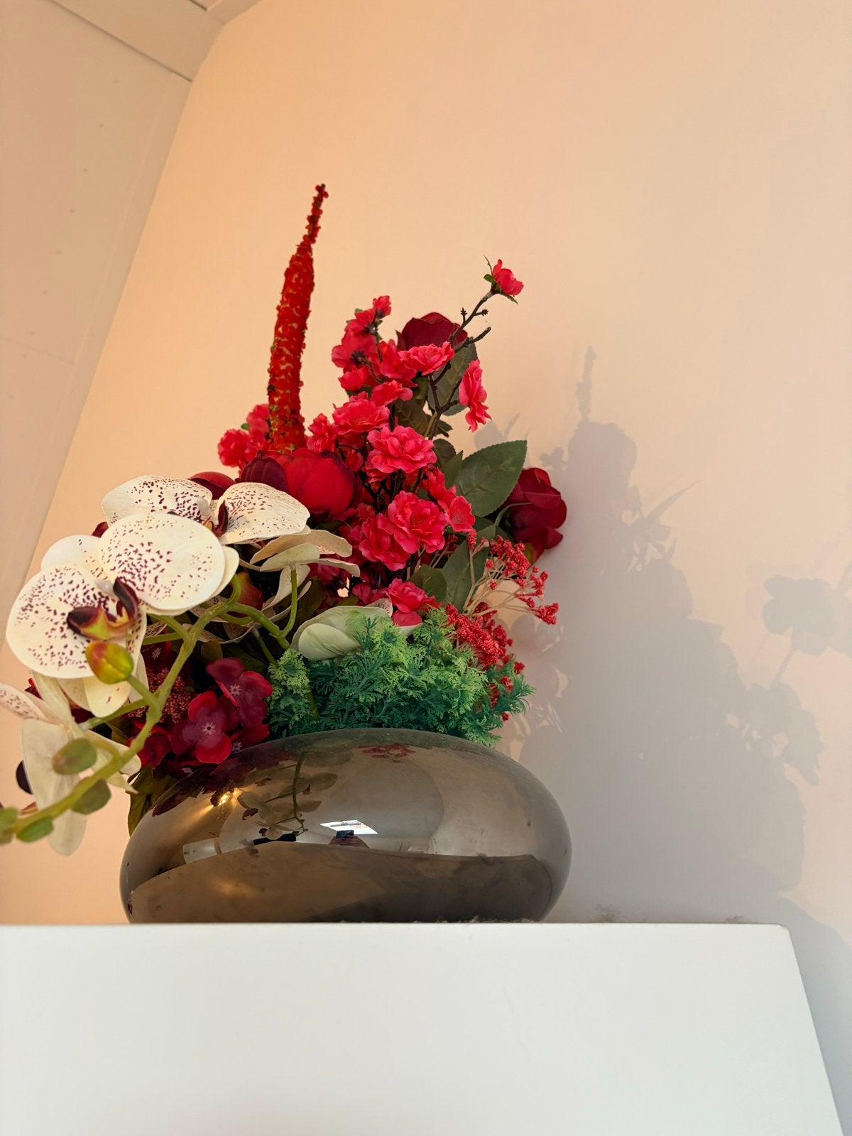 Prachtig kunstbloemstuk met orchideeën en rode bloemen, Ophalen, Binnen, Textiel, Zo goed als nieuw