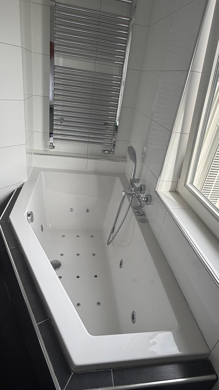 Hoekbad met Jacuzzi Functie, Ophalen, Gebruikt, Bad