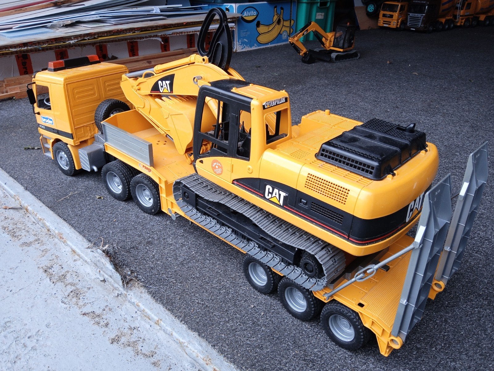 Bruder Mercedes Actros met dieplader en CAT graafmachine, Ophalen, Zo goed als nieuw, Schaal 1:16, Auto onroad