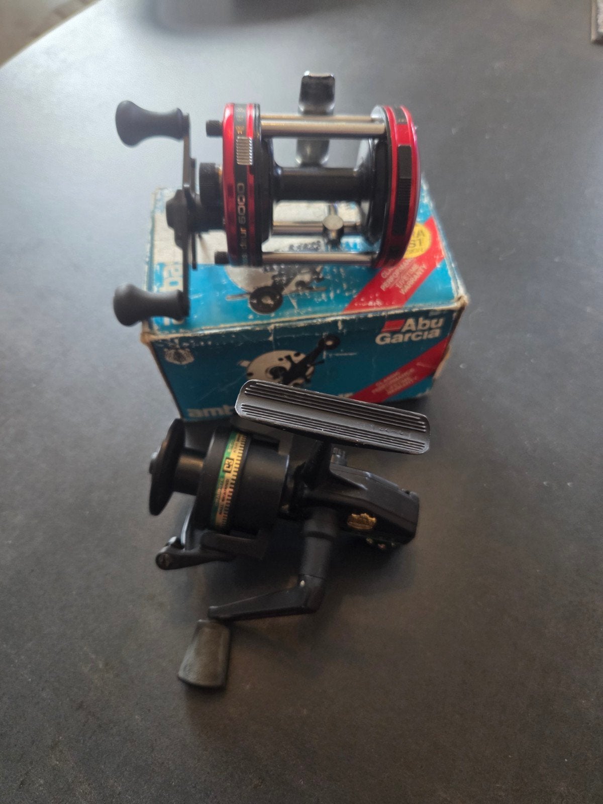 2x Abu vismolen en reel,, Watersport en Boten, Ophalen, Zo goed als nieuw, Molen