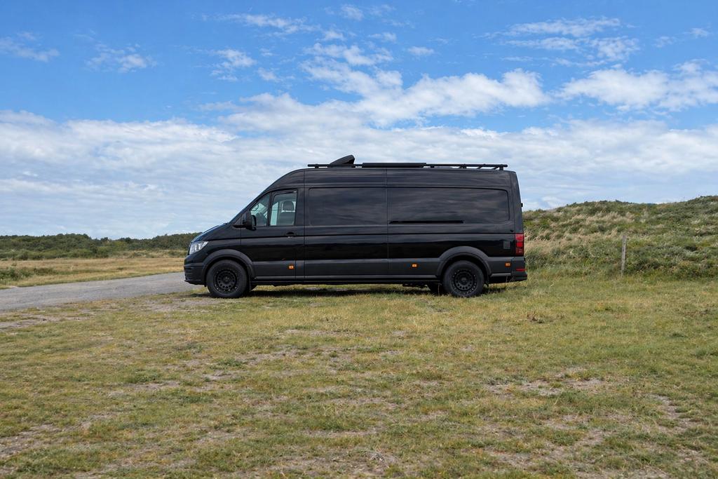 Unieke Volkswagen Crafter OFF-GRID Camper - Instapklaar, Caravans en Kamperen, Campers, Chemisch toilet, Buscamper of Camperbus