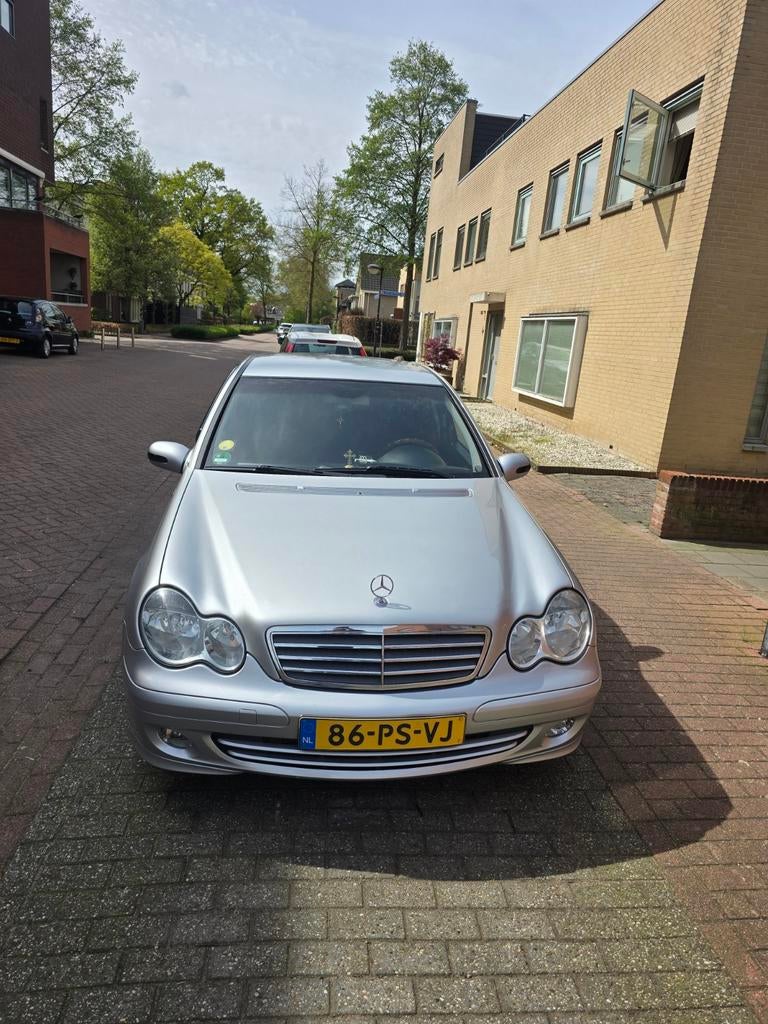 Mercedes-Benz C-Klasse 1.8 C180 Kompr Sedan AUT 2004 Grijs, Auto's, Mercedes-Benz, Automaat, Achterwielaandrijving, 1796 cc, Origineel Nederlands
