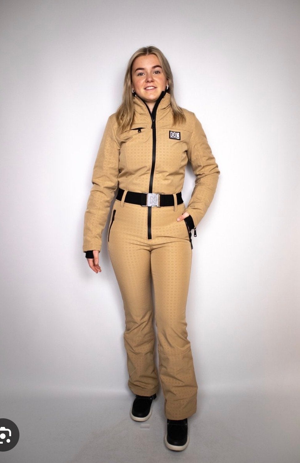 2 NIKKIE Yenthe ski suits (beige & zwart) - Zo goed als nieu, Ophalen of Verzenden, Zo goed als nieuw, Pak